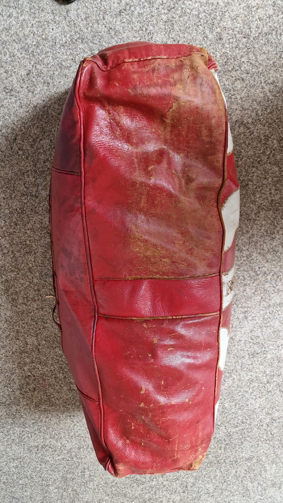 Image 1 of Pouf oriental en cuir rouge/blanc.