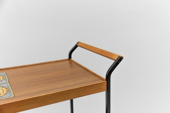 Image 1 of Vintage serveerwagen van walnoothout en keramiek, jaren 60