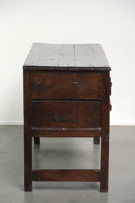 Mooie En Sierlijke Engelse Dresser Uit Begin 18e Eeuw Gemaakt Van Eikenhout Met Prachtige Details En Een (photo 4 of 11)