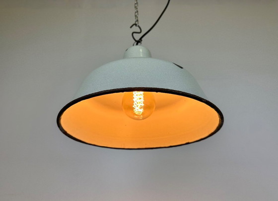 Image 1 of Industriële witte geëmailleerde fabriekshanglamp van Zaos, jaren 60