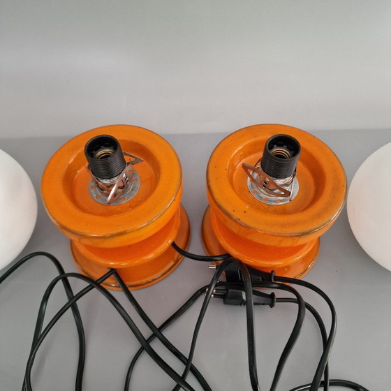 Image 1 of Set van 2 Vintage Tafellampen – Oranje Keramiek & Opaalglas – Space Age Look – E14 – 22 cm Hoog. MCM, 1970s.
