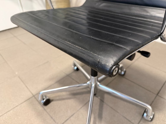 Image 1 of Vitra | Eames | EA119 | Pelle nera e cromo | 1 pezzo