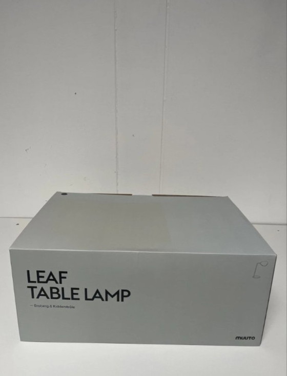 Leaf Table Lamp – Muuto, Aluminium (photo 5 of 5)