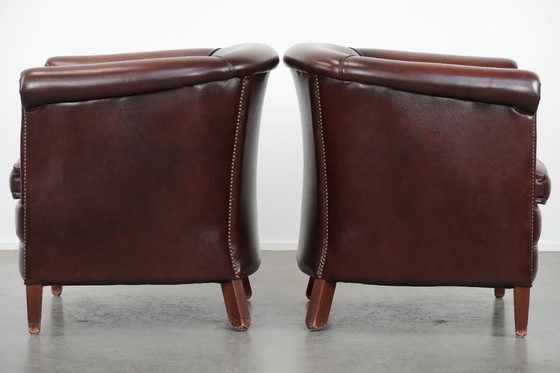 Image 1 of 2 poltrone club in pelle bovina in buone condizioni, di un lussuoso colore rosso/marrone.