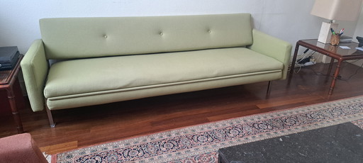 Grünes Sofa im Mid-Century-Modern-Stil