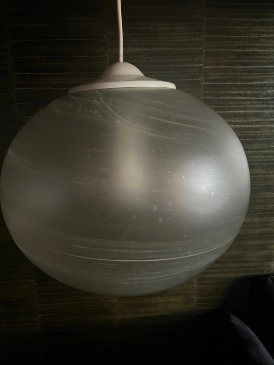 Originele jaren 70 Peill Putzler Hanglamp met Grote, Prachtig Gemarmerde Glazen Bol – Hanglampen, Glass (photo 2 of 3)