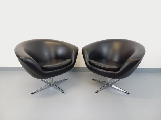 Image 1 of Een paar vintage Scandinavische draaibare fauteuils van imitatieleer en chroom uit de jaren 70.