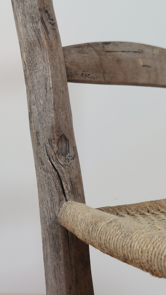Image 1 of Silla antigua de madera de estilo folclórico francés con pátina y tejido de cuerda.