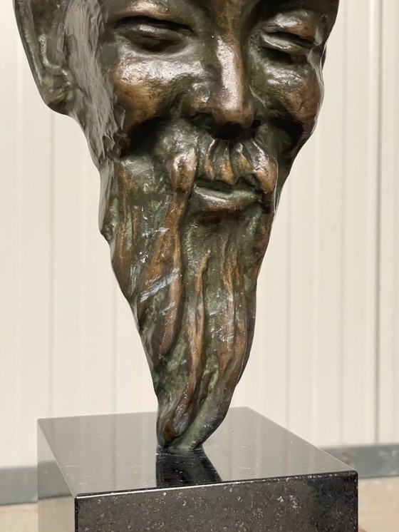 Image 1 of Une sculpture en bronze exceptionnelle représentant un homme asiatique