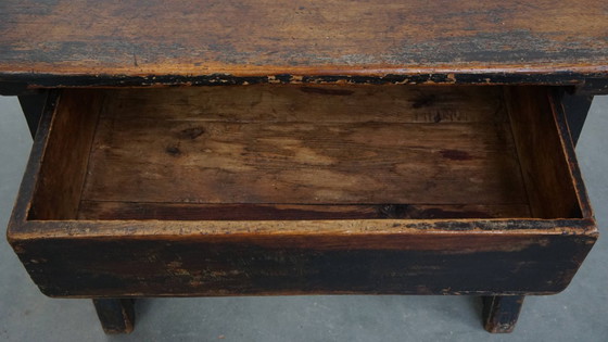 Image 1 of Mesa auxiliar española antigua de finales del siglo XVIII con cajón.