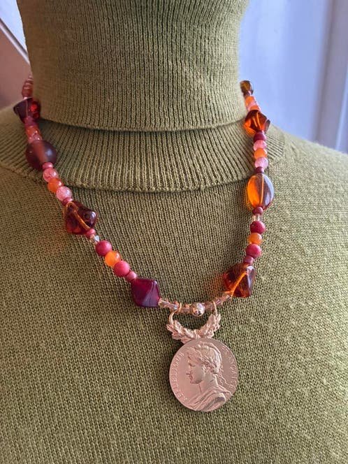 Nieuwe ketting rood/ oranje met oude medaille 