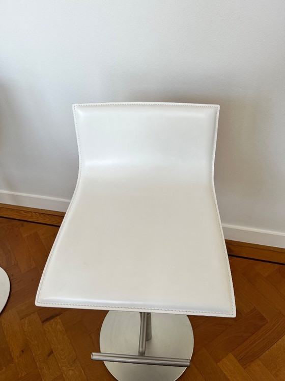Image 1 of Dos taburetes de bar LaPalma Thin - piel blanca