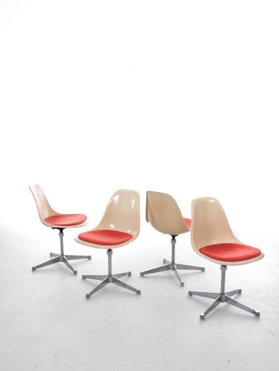 Image 1 of Suite aus 4 drehbaren Space Age-Stühlen. Bezug aus dem Original. Charles Eames - Herman Miller