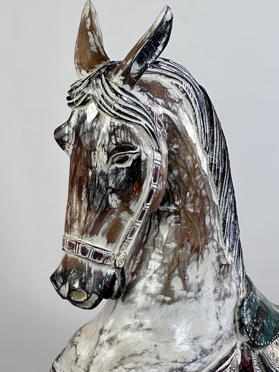 Image 1 of Cheval de manège en bois sculpté et patiné