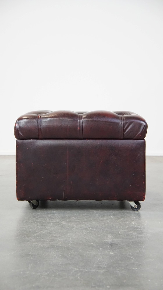 Image 1 of Rode Rundleren Chesterfield Hocker Op Wieltjes