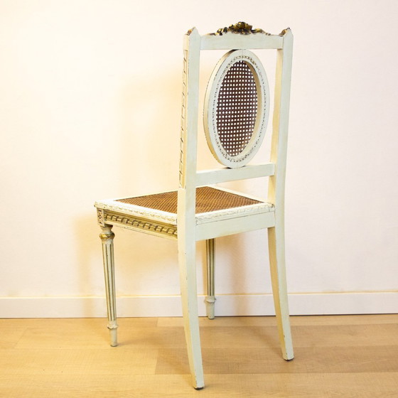 Image 1 of Lodewijk XV-stijl stoel met gebroken wit en gouden details, jaren 1930