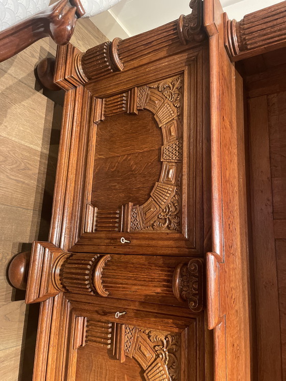 Image 1 of Bibliothèque en chêne massif du XIXe siècle provenant d'un manoir, côtés lambrissés avec des portes richement sculptées