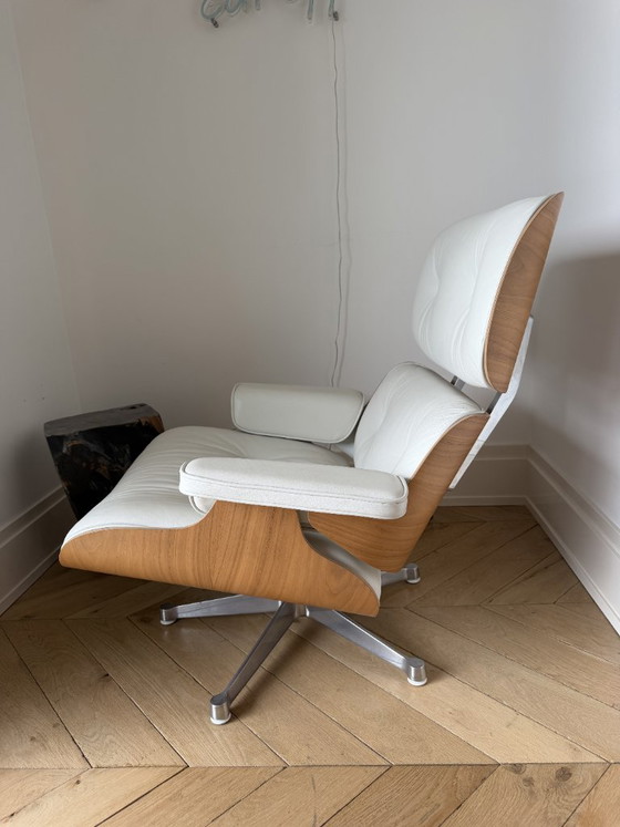 Lounge Chair e Ottoman, pelle bianca e legno, Eames lounge chair, Poltrone, Bianco, Mid Century Modern (foto 3 di 5)