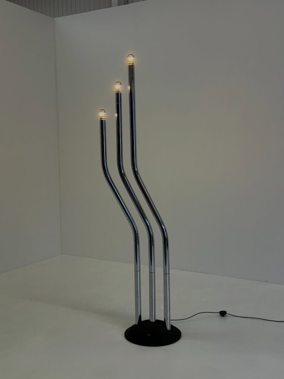 Image 1 of Chromen buisframe design vloerlamp door Goffredo Reggiani