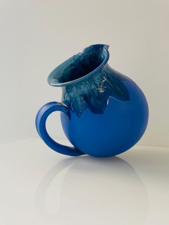 Image 1 of Pichet en céramique bleu cobalt à glaçure expressive