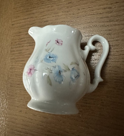 Pequeña lechera/cremera de porcelana con motivo de flores silvestres, siglo XX