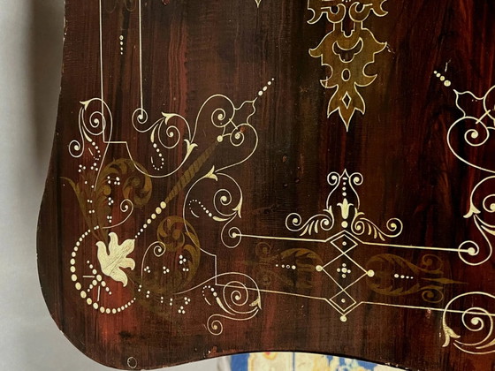 Table trépied victorienne en acajou, plateau inclinable peint à la main. – Tables basses, Wood (photo 4 of 7)