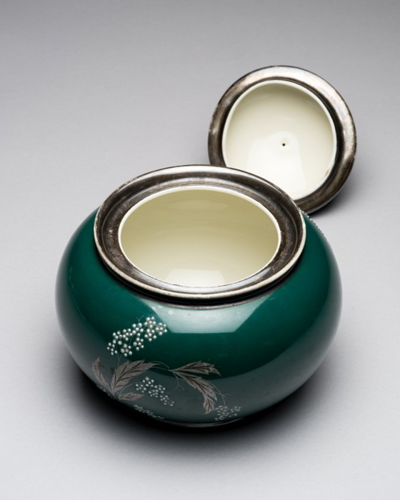 Image 1 of Scatola doppia in porcellana Al-Ka Kunst Kronach con coperchio, colore verde smeraldo con inserti argentati.