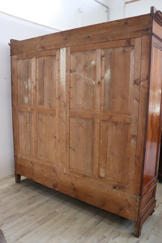 Image 1 of Grote antieke kledingkast van massief walnotenhout, Italië, midden 19e eeuw.