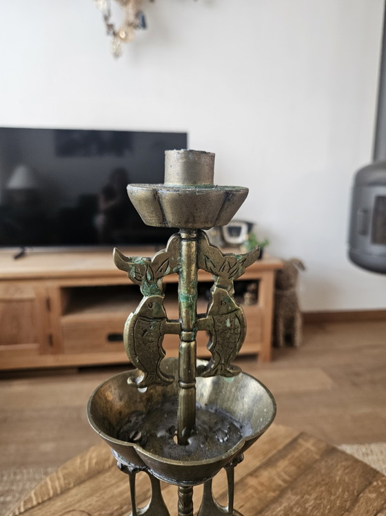 Image 1 of Zeldzame Grote Koreaanse Messing Altaarkandelaar (40 cm) – Met Blauwe Oogjes