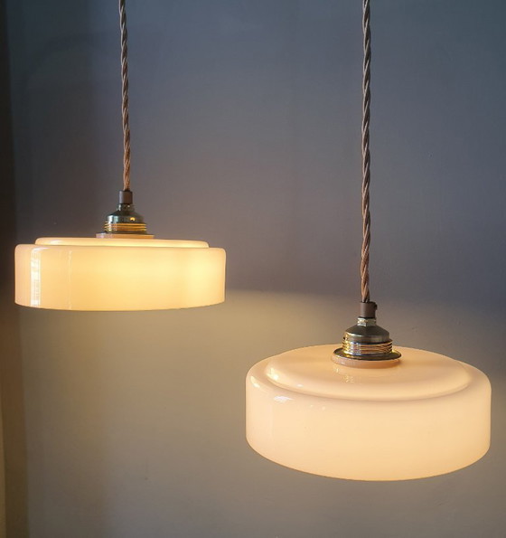 Image 1 of Ensemble (2) lampes suspendues Art Déco vintage en verre opalin rose pastel.