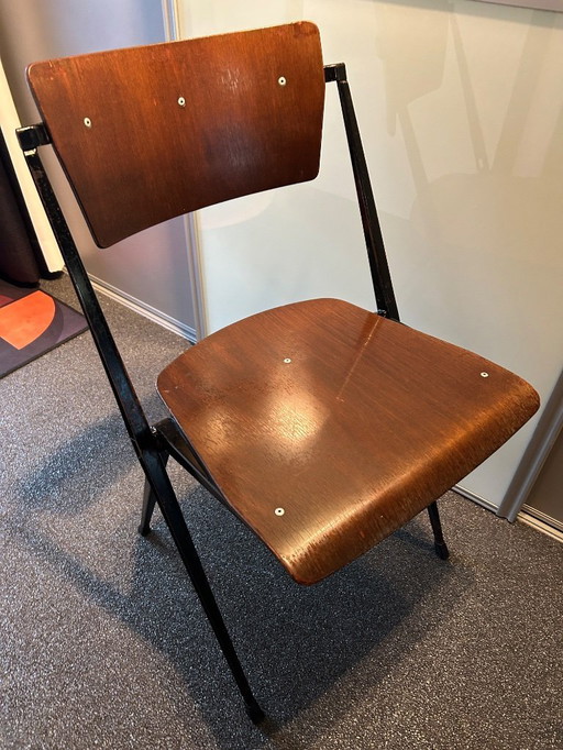 Vintage Ahrend Pyramidenstuhl. Rietveld