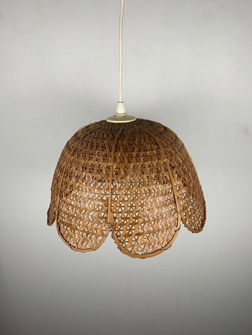 Blumenförmige Pendelleuchte, geflochtenes Rattan, 1970