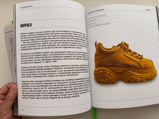 Image 1 of Libro illustrato sulle sneakers