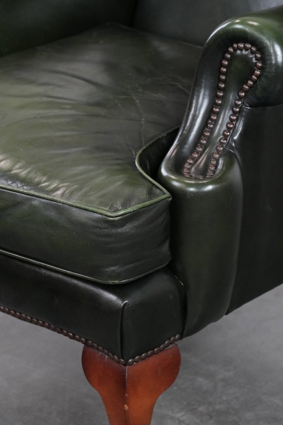 Image 1 of Fauteuil Chesterfield classique en cuir de vachette lisse de couleur vert foncé