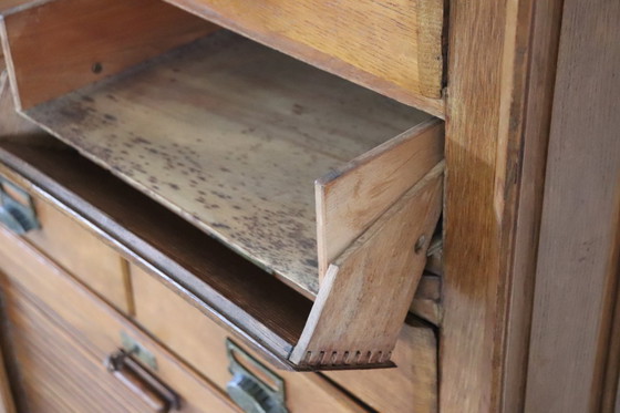 Image 1 of Archiefkast met 18 laden en luikdeur in eikenhout, Italië jaren 20