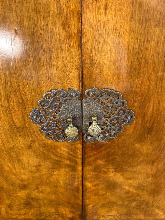 Image 1 of Meuble bar Art déco vintage en noyer (1920-1940) Superbe meuble à cocktail avec des accents en miroir et des caractéristiques or