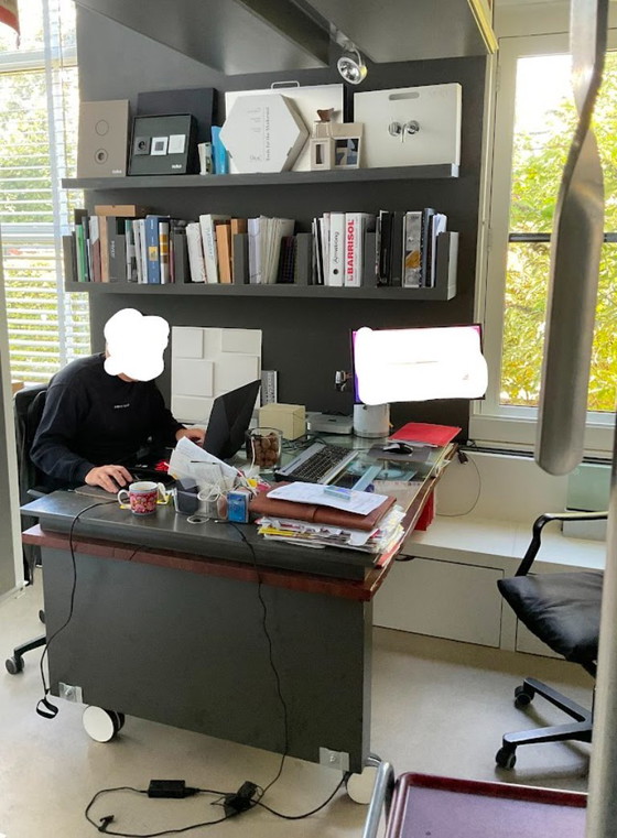 Image 1 of 3 design maatmeubel bureau tafels die samen een geheel vormen met hardhouten schaaldelen als basis