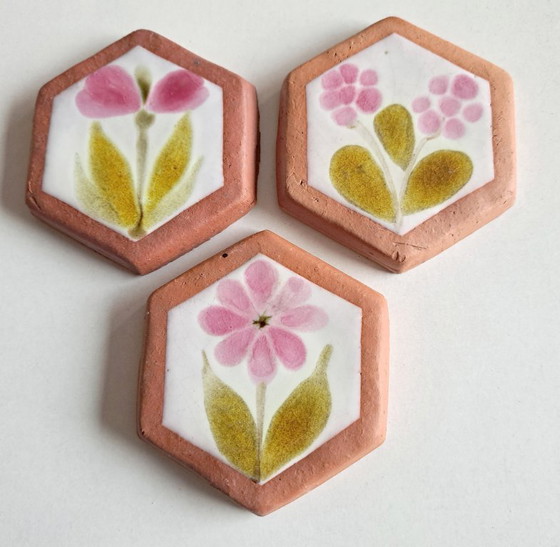 Image 1 of Roger Capron,  69 zeshoektegeltjes decor en uni