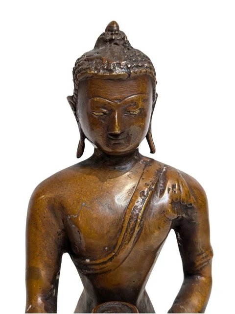 Buda himalayo de bronce en pose de meditación con patra – Siglo XVII – Esculturas, Bronze (photo 7 of 9)