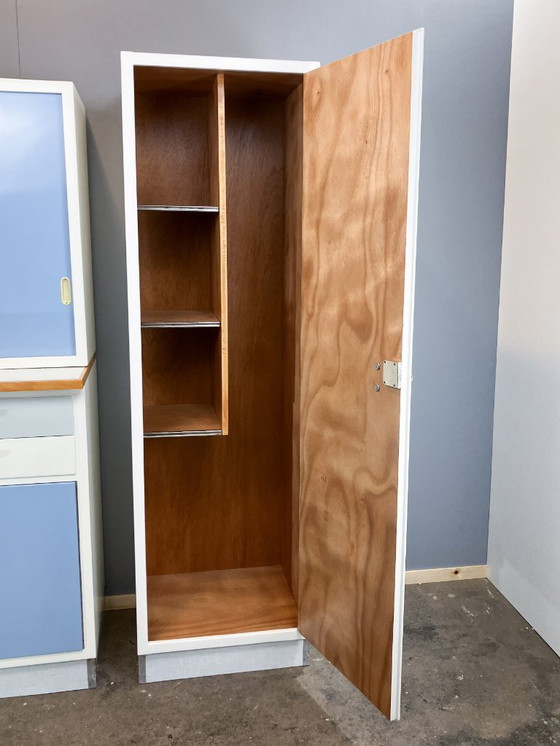 Image 1 of Keukenkastjes, pastelblauw en lichtgrijs, jaren 60, meubilair uit het midden van de vorige eeuw