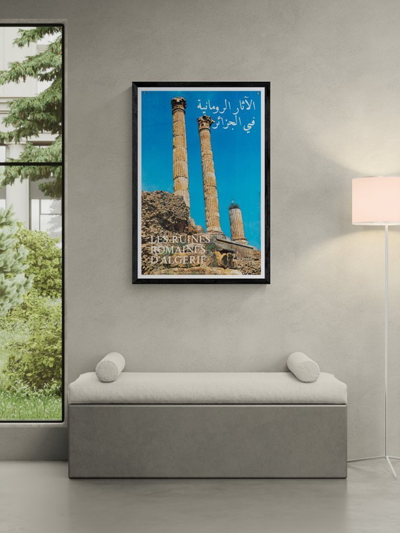 Image 1 of Les Ruines Romaines d'Algérie – Années 1960 – Affiche Vintage Originale – Voyage Moderne Mid-Century – 97,5x63,5 cm