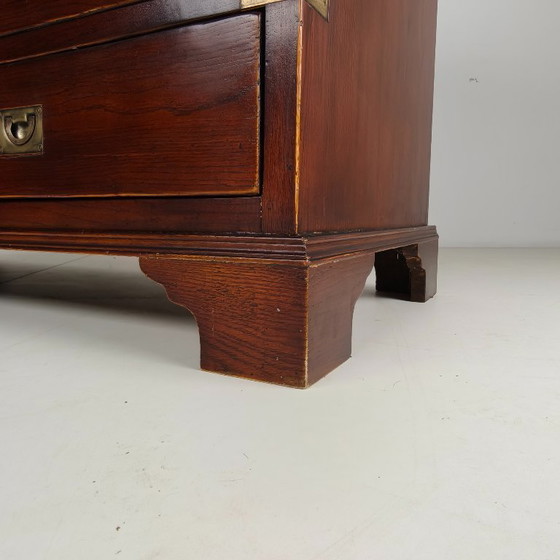 Image 1 of Engelse campagnecommode met messing beslag – 20e eeuw