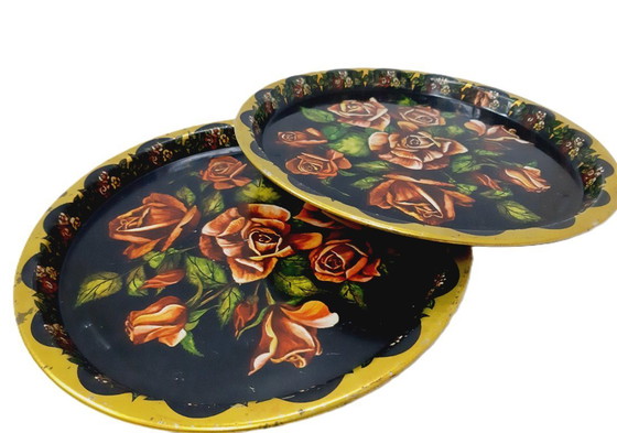 Image 1 of Due vassoi da portata in latta vintage uguali