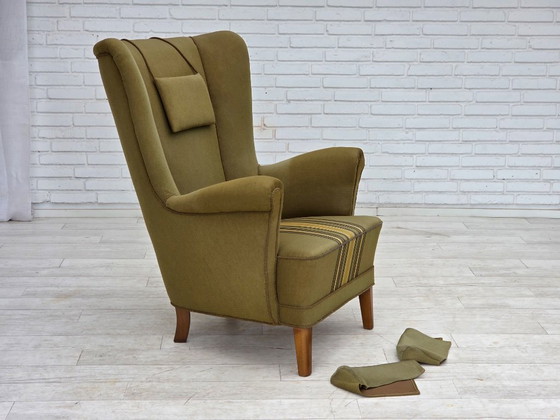 Image 1 of Sillón danés de respaldo alto de la década de 1960, tapizado original en lana verde.