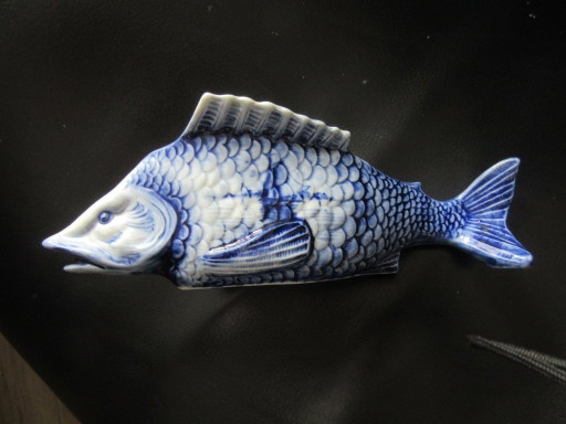 Oud Delfts keramisch beeldje van een blauw-witte vis, decoratief object, vintage