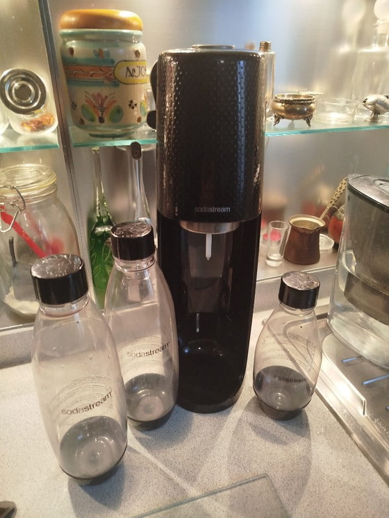 Image 1 of SodaStream Megapack Nero, Gasatore d'Acqua, 2 Bottiglie 1 L e 1 Bottiglia 1/2. In Regalo 2 Cilindri Vuoti.