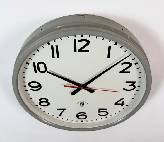 Grande horloge murale industrielle grise de TN, années 1960 – Pendules, Verre, Fer (photo 6 of 15)