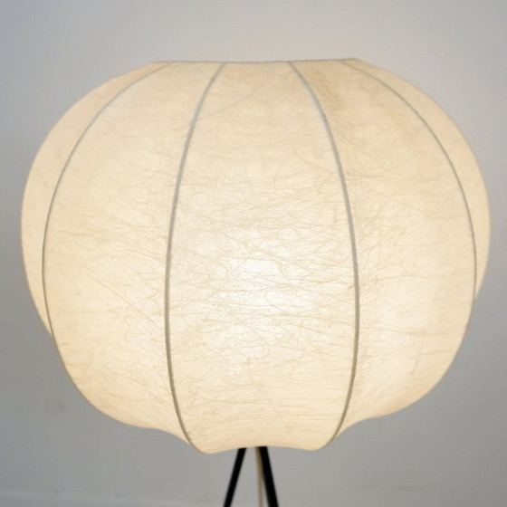 Image 1 of Lampadaire tripode vintage Cocoon avec touches de laiton, années 1960