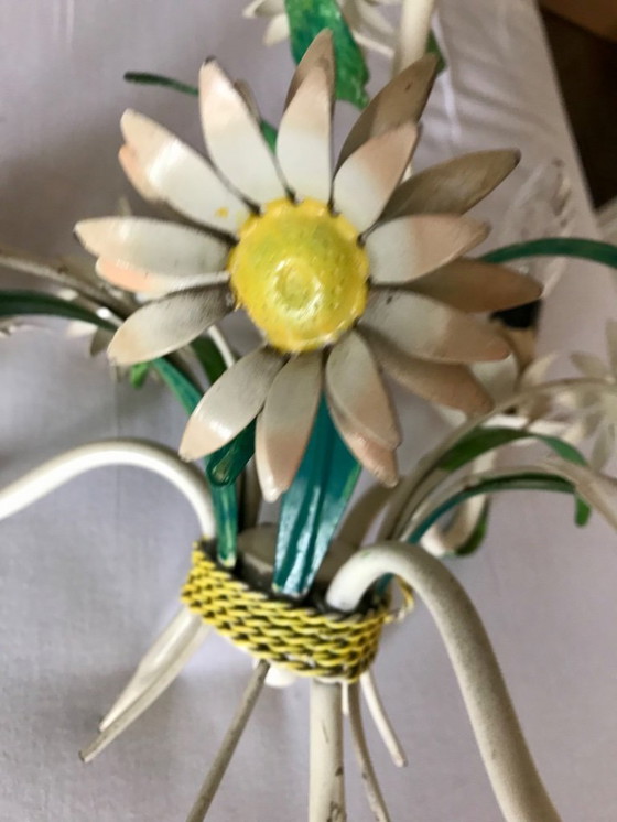 Image 1 of romantico lampadario anni '50 smaltato con bouquet di margherite