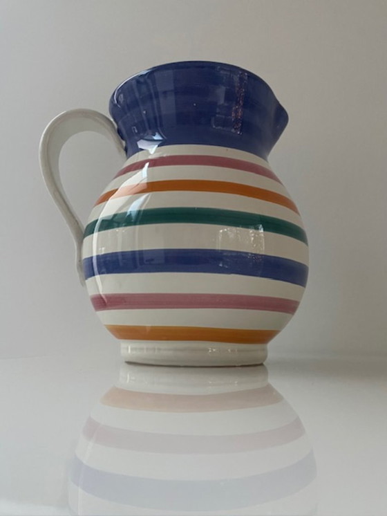Image 1 of Handgemaakte vintage schenkkan met kleurrijke strepen
